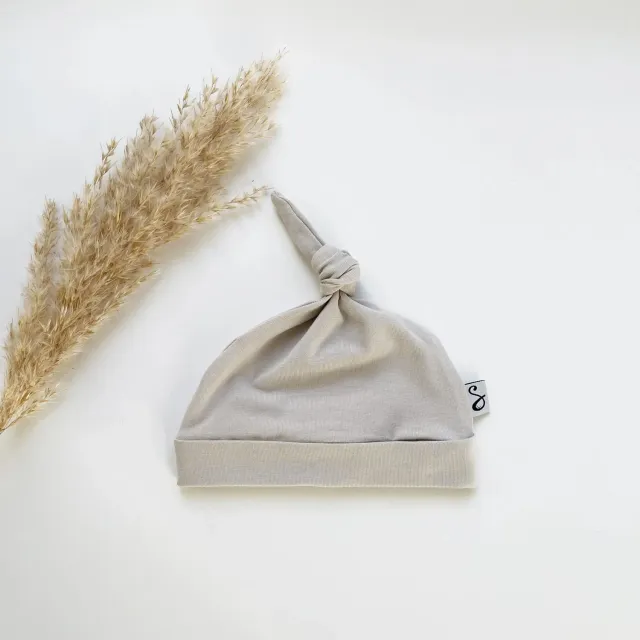 SODA FASHION Knoopmuts Taupe babymutsje zacht