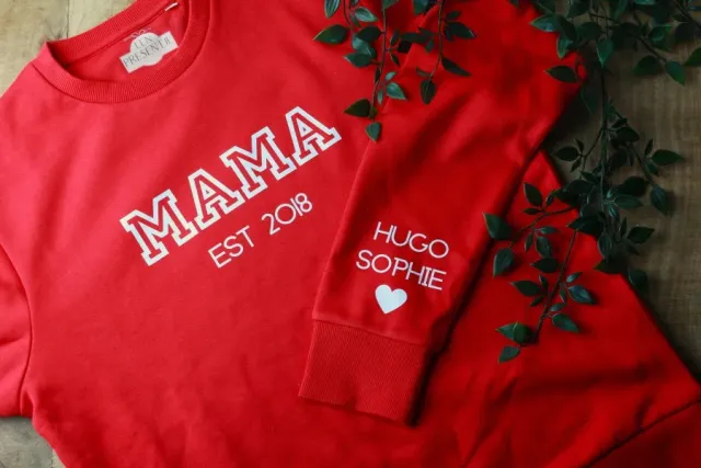 Een presentje Mama trui met namen op mouw rood XS