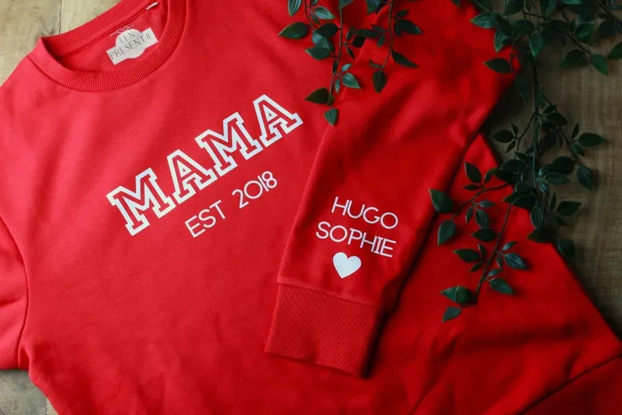Een presentje Mama trui met namen op mouw rood XS