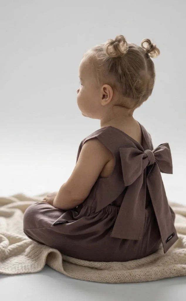 Louloúdi Paul jumpsuit linnen beige strik + naam