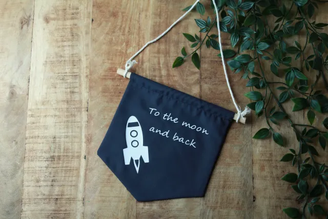 Een presentje To the moon and back vaandel donkerblauw katoen