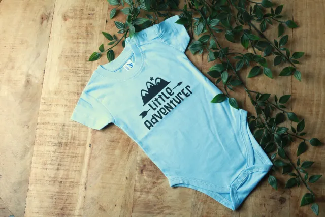 Een presentje little adventurer romper wit 3-6 maanden