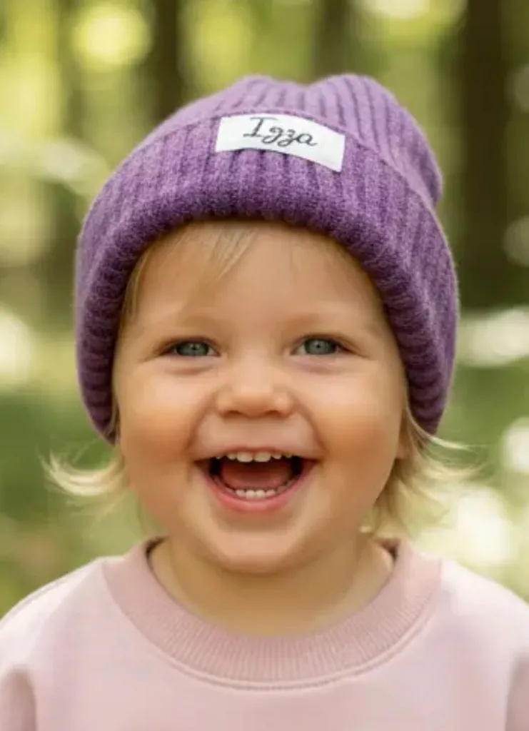 Louloúdi Fynn beanie bordeauxrood met naam