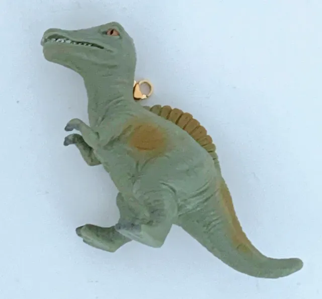 The Mompany Spinosaurus bedel 7x5 cm levensecht