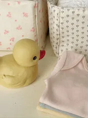 Konges Sløjd Duck Bath Toy badeendje straw babyveilig