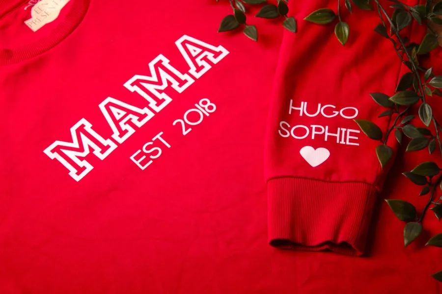 Een presentje Mama trui met namen op mouw rood XS