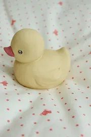 Konges Sløjd Duck Bath Toy badeendje straw babyveilig