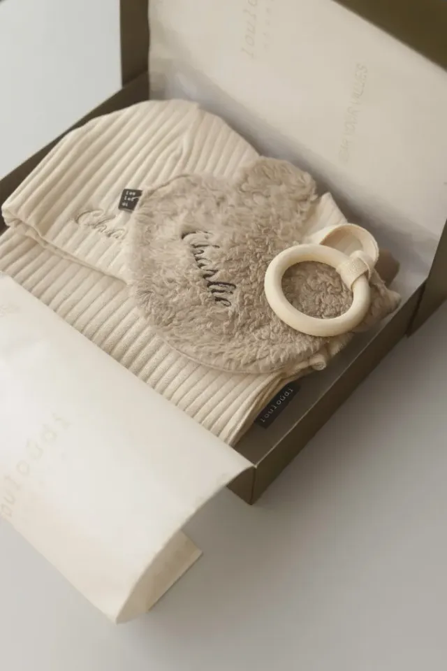 Louloúdi Giftbox romper kraamcadeau large beige 50/56