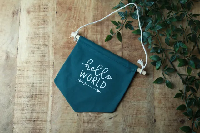 Een presentje Hello World vaandel donkergroen katoen
