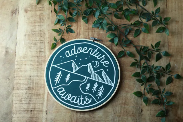 Een presentje Adventure awaits wandcirkel 15 cm groen