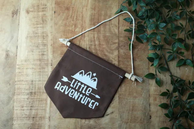 Een presentje Little Adventurers vaandel bruin katoen